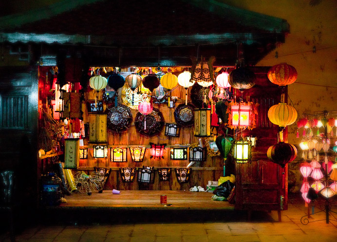 Vé máy bay đi Đà Nẵng ghé thăm phố cổ Hội An với rất nhiều thứ để mua như đèn lồng, đồ lụa tơ tằm, khắc gỗ, đồ thêu ren, đồ lưu niệm…