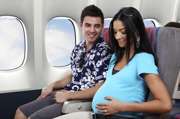 Có nên đi máy bay khi mang thai
