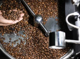 Cà phê rang củi là một trong những phương pháp truyền thống lâu đời