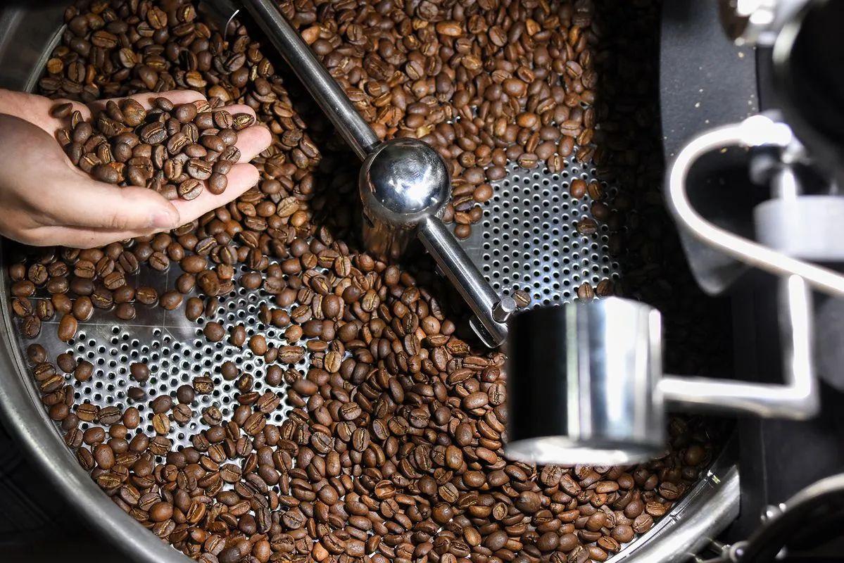 Cà phê rang củi là một trong những phương pháp truyền thống lâu đời