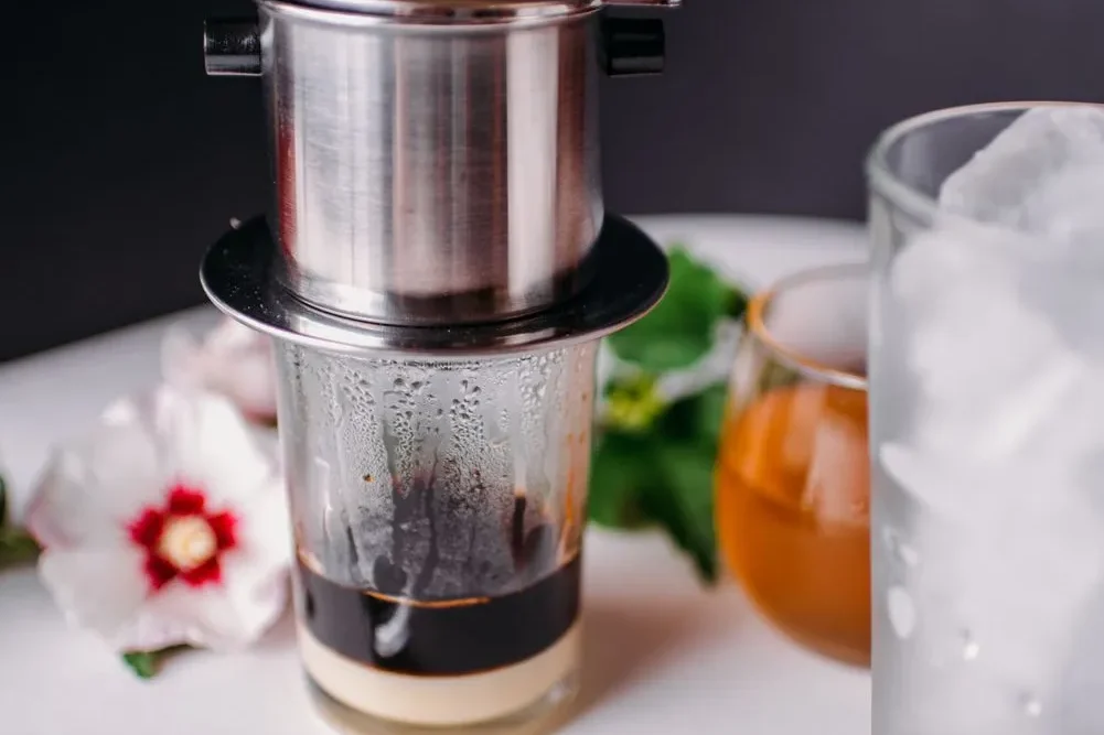 Thưởng thức một ly cà phê sữa đá ngon đậm vị